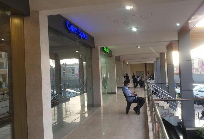 Отель Maple Leaf