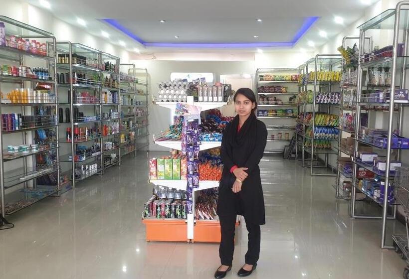 Отель Maple Leaf