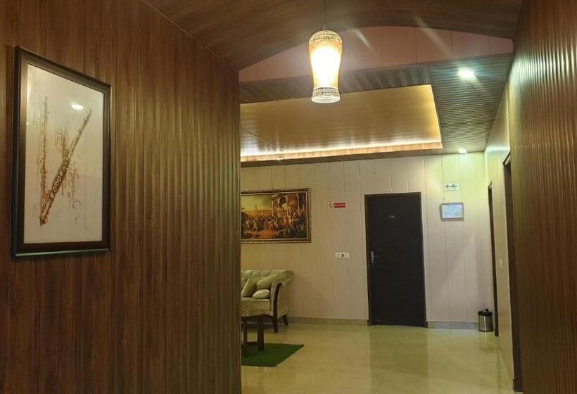 Отель Maple Leaf