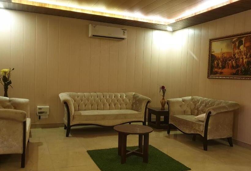 Отель Maple Leaf