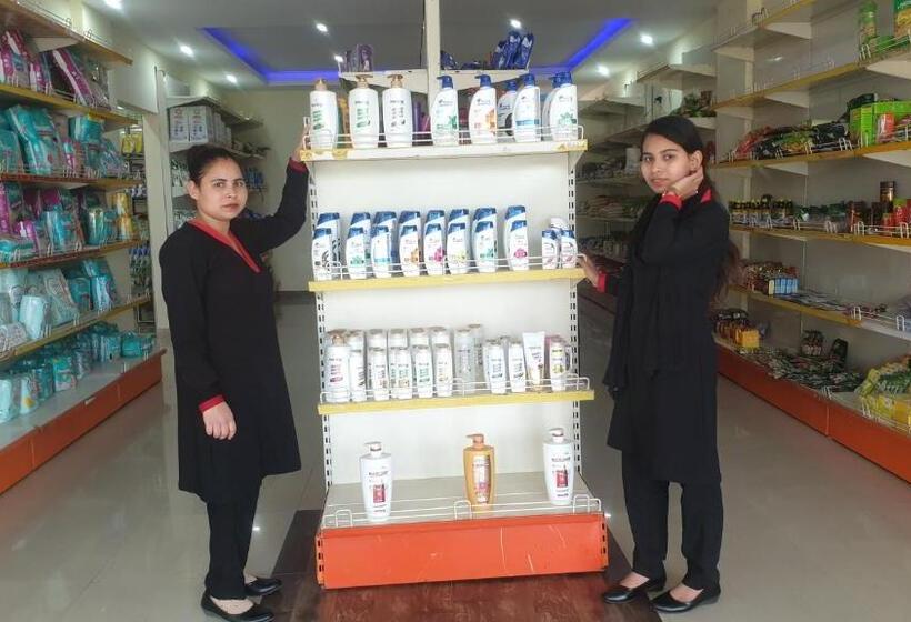 Отель Maple Leaf