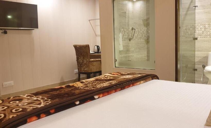 Отель Maple Leaf