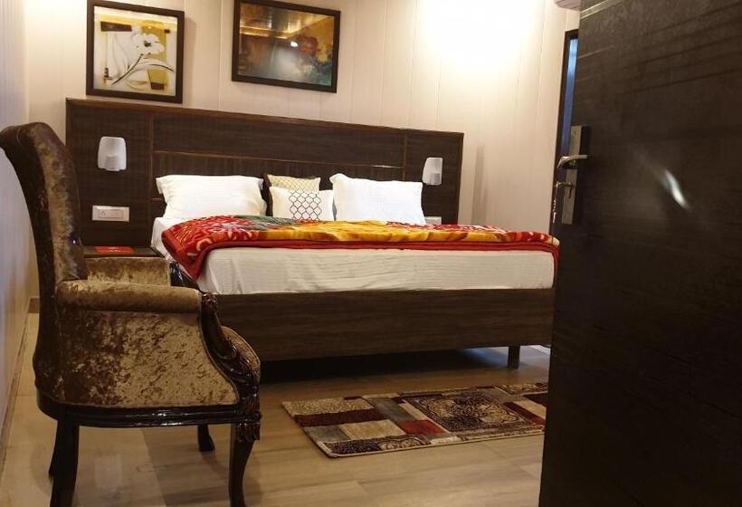 Отель Maple Leaf