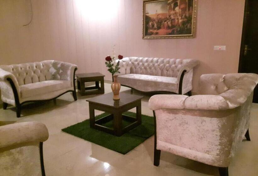 Отель Maple Leaf