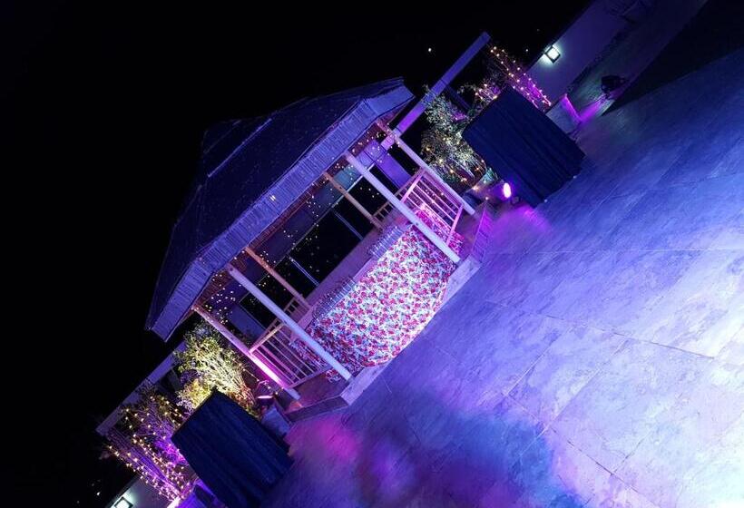 Отель Maple Leaf