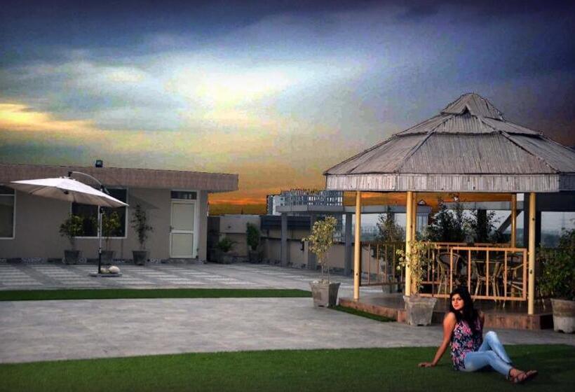 Отель Maple Leaf