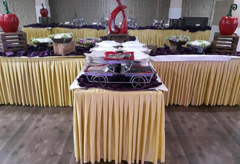 Отель Maple Leaf