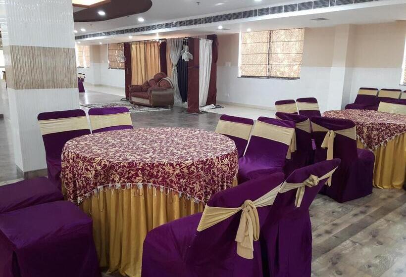 Отель Maple Leaf