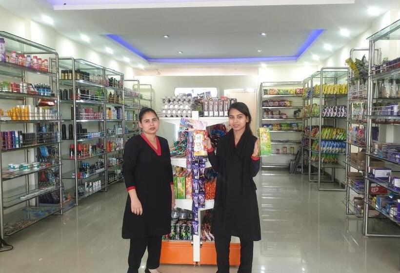 Отель Maple Leaf