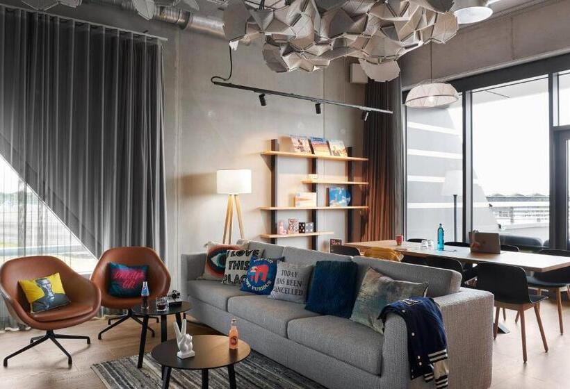 호텔 Moxy Cologne Bonn Airport