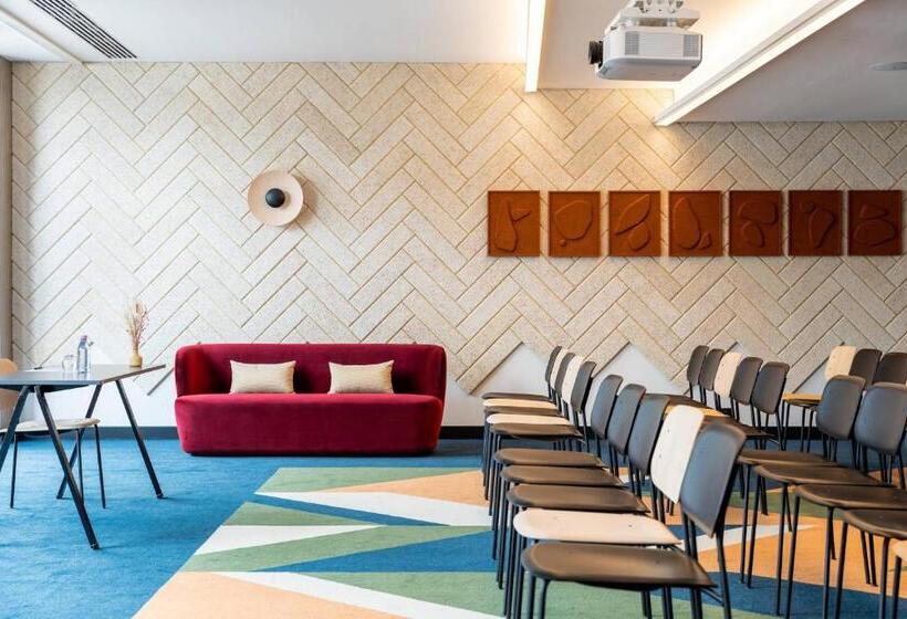 Отель Renaissance Bordeaux