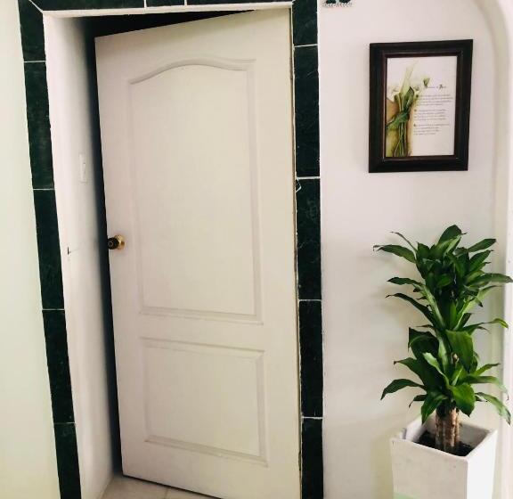 فندق Tita’s Airport