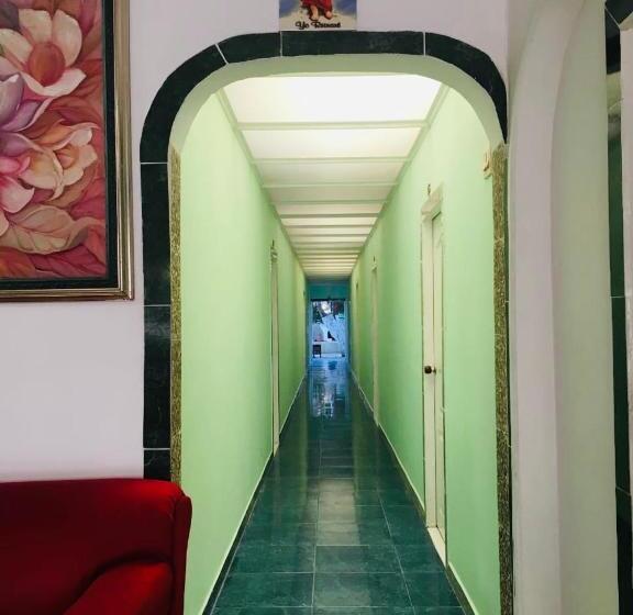 فندق Tita’s Airport