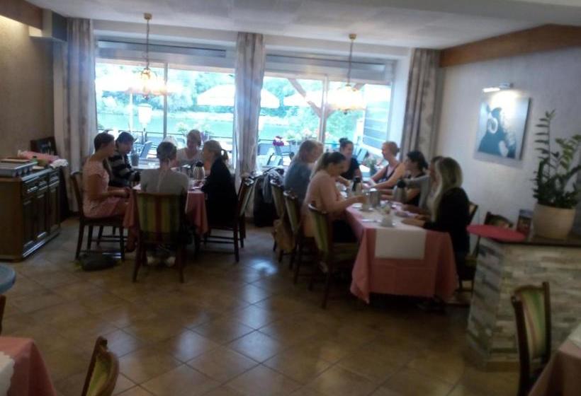 ペンション Cafe Moselterrasse