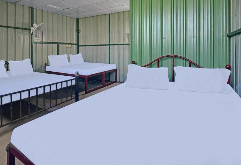 펜션 Oyo 78682 Silver Clouds Home Stay