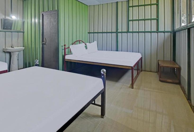 펜션 Oyo 78682 Silver Clouds Home Stay