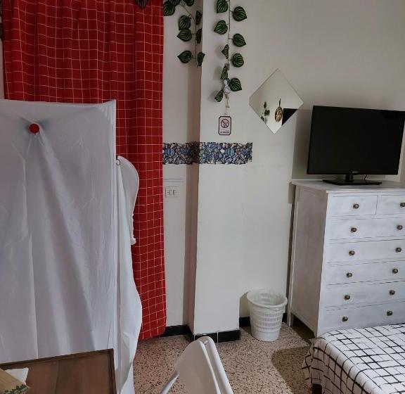 פנסיון Room In Guest Room  Private Individual Room With Exit Terrace And Shared Bathroom