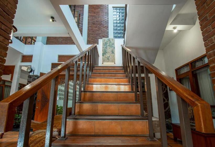 ペンション Sekararum Butik Syariah Guesthouse