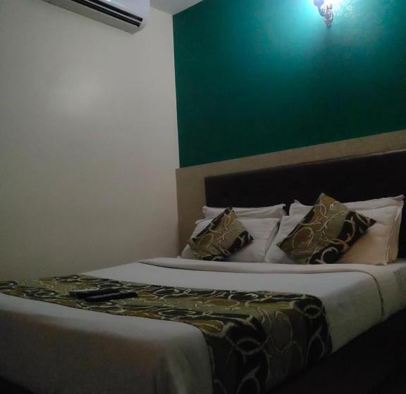 בית מלון כפרי Golden Nest Popular Residency