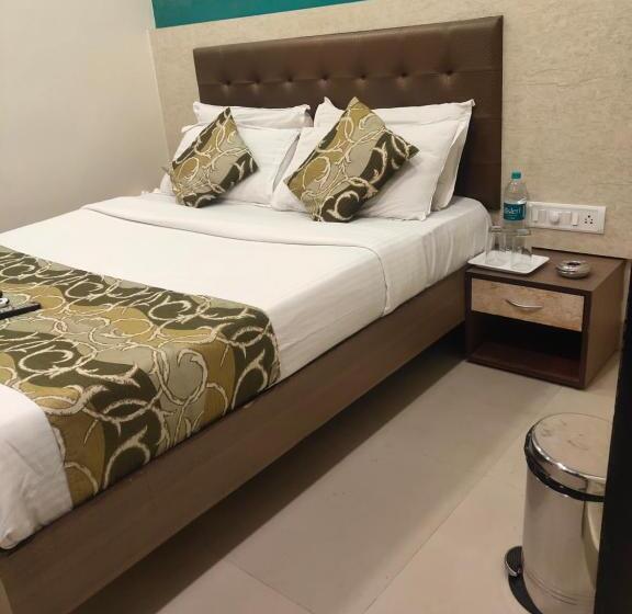 בית מלון כפרי Golden Nest Popular Residency