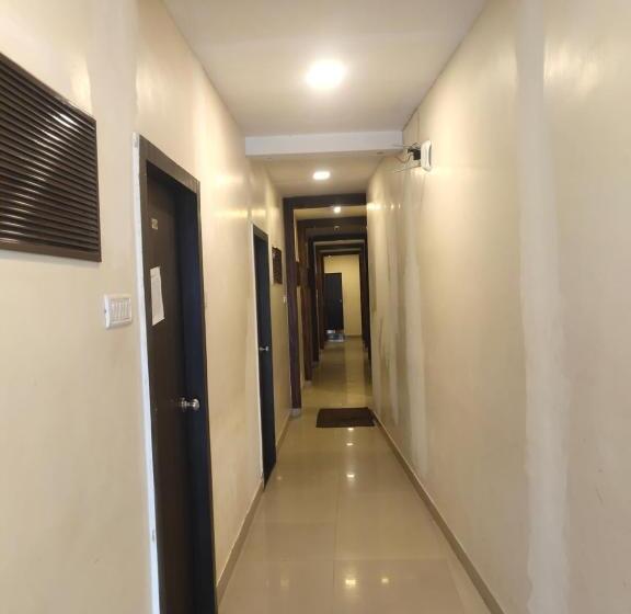 בית מלון כפרי Golden Nest Popular Residency