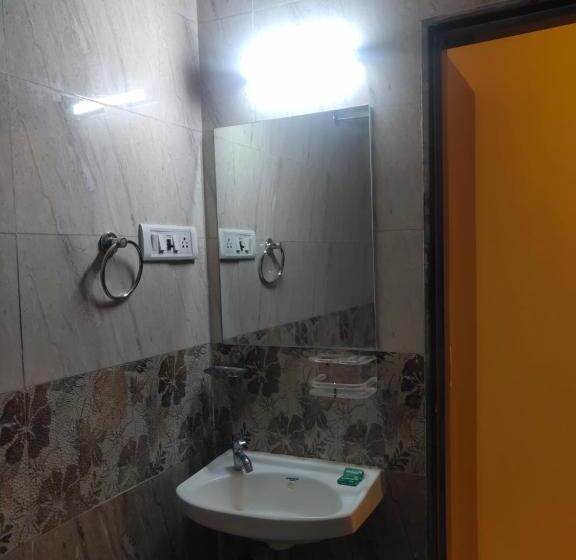 בית מלון כפרי Golden Nest Popular Residency