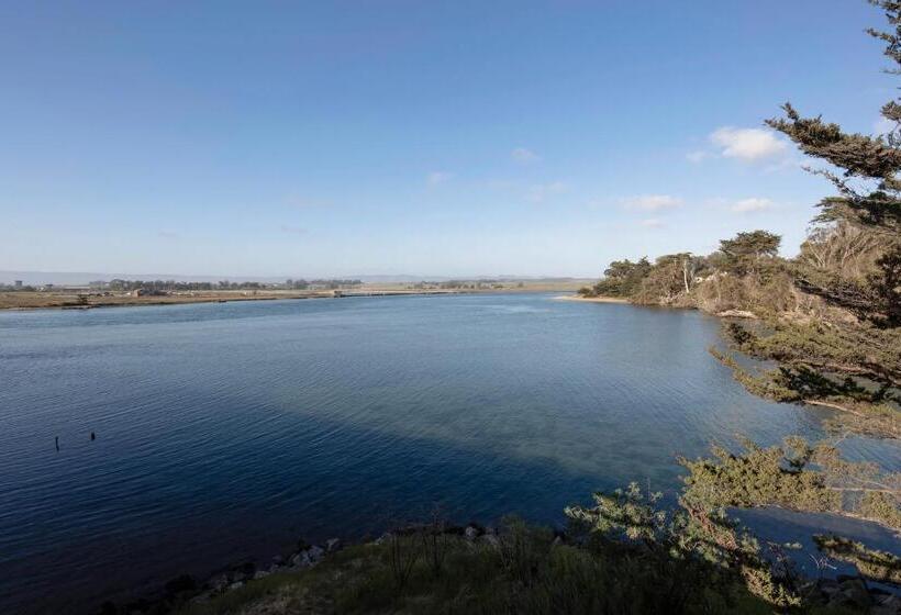 בית מלון כפרי Inn At Moss Landing Point