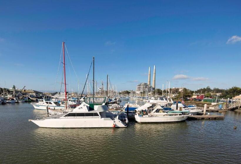 בית מלון כפרי Inn At Moss Landing Point