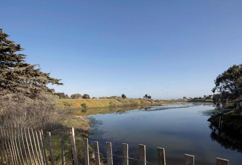 בית מלון כפרי Inn At Moss Landing Point