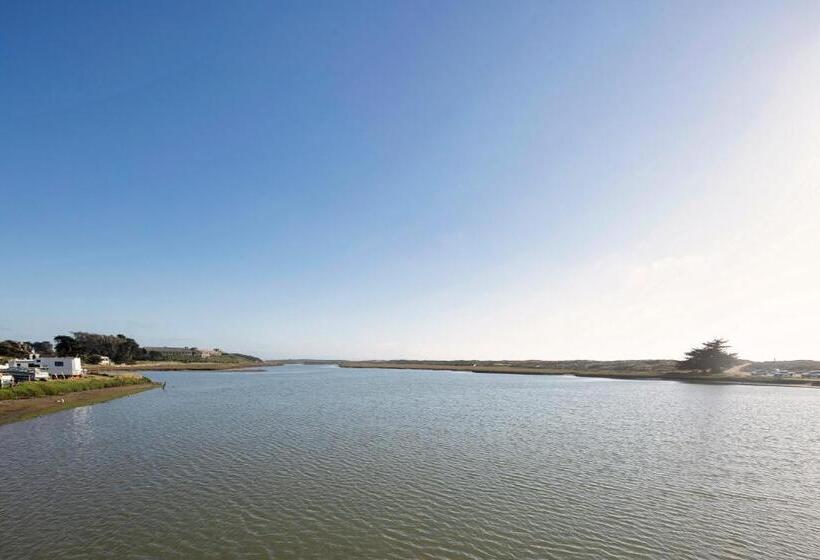 בית מלון כפרי Inn At Moss Landing Point