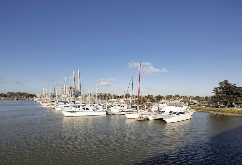 בית מלון כפרי Inn At Moss Landing Point