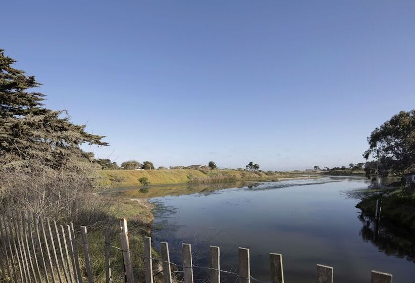 בית מלון כפרי Inn At Moss Landing Point