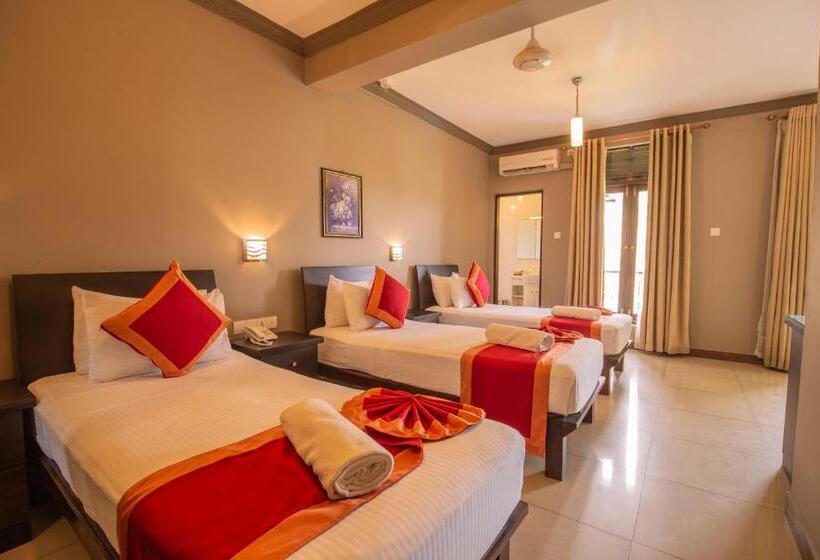 호텔 Kings Ridge Kandy