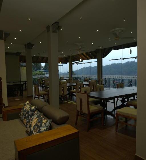 호텔 Kings Ridge Kandy