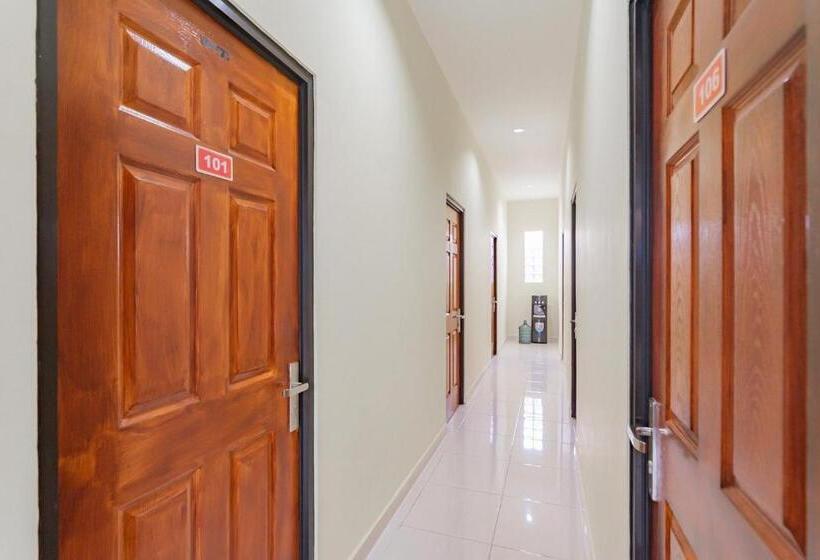 ホテル Reddoorz Near Arka Sepinggan Airport Balikpapan