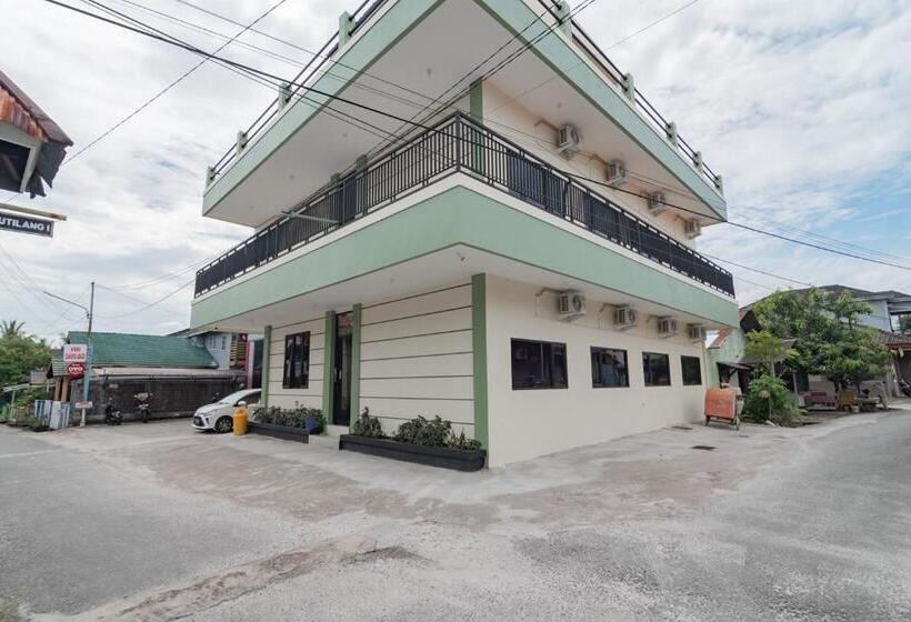 هتل Reddoorz Near Arka Sepinggan Airport Balikpapan