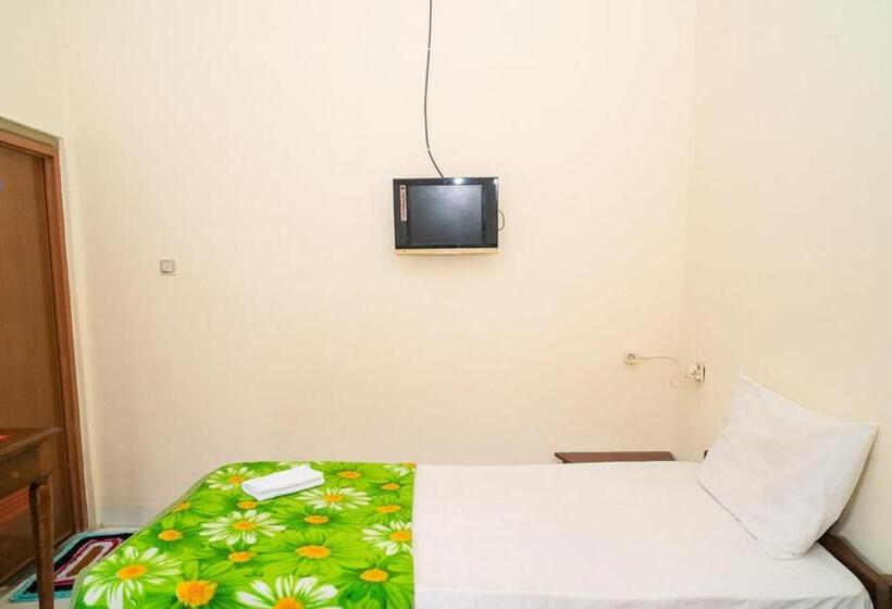 Отель Reddoorz Near Kampus 3 Uty Yogyakarta