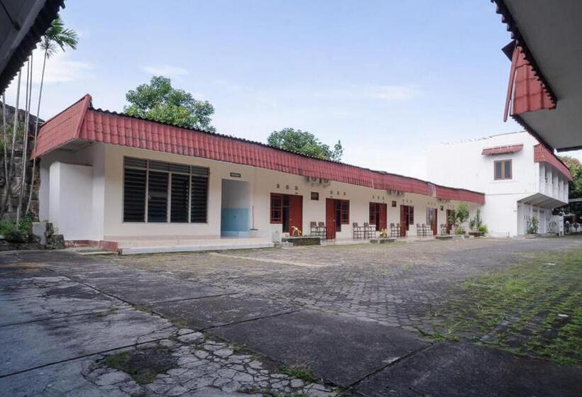 Отель Reddoorz Near Kampus 3 Uty Yogyakarta