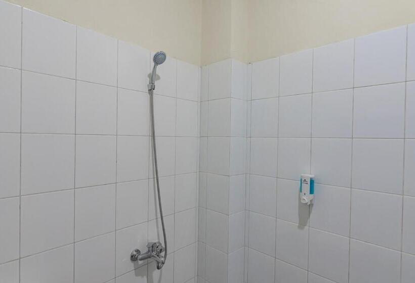 Отель Reddoorz Near Trans Studio Bandung 3