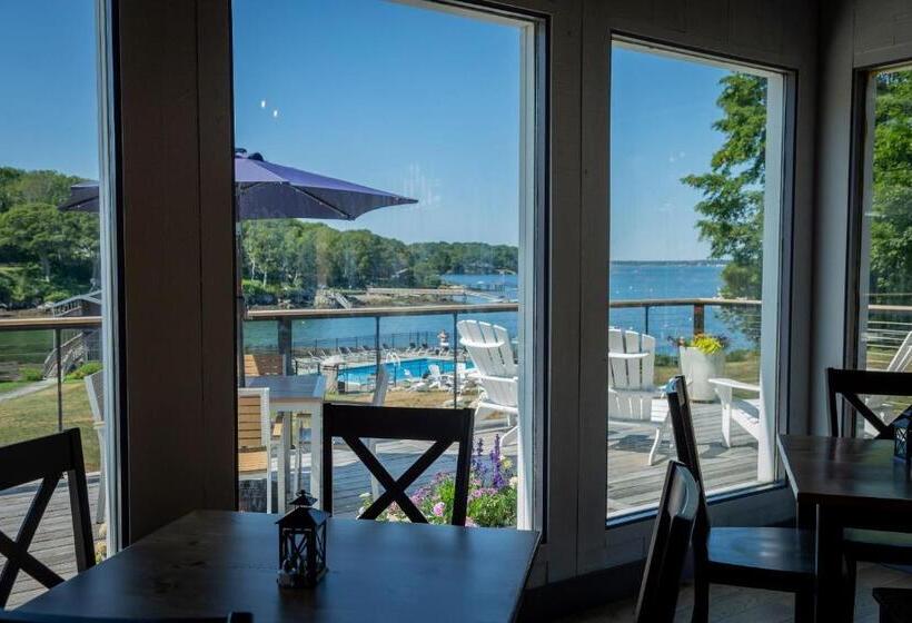 فندق Smuggler's Cove Inn