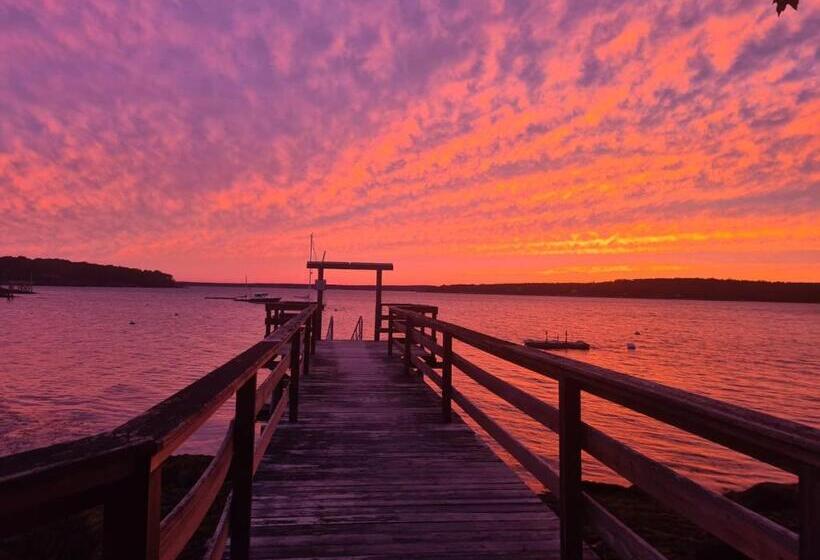 فندق Smuggler's Cove Inn