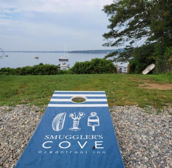 فندق Smuggler's Cove Inn
