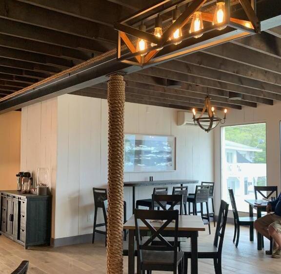 فندق Smuggler's Cove Inn