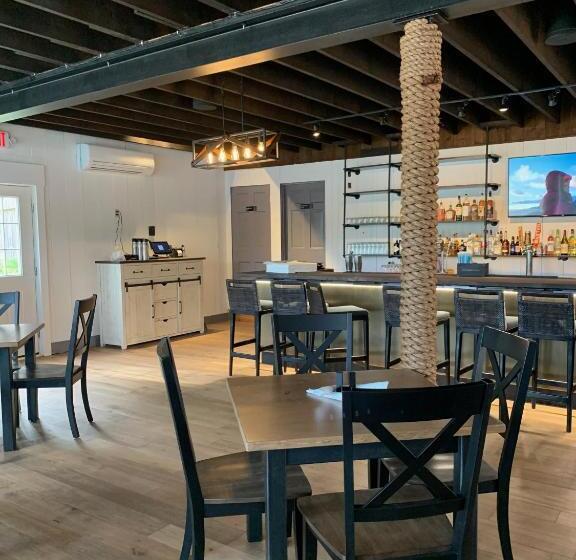 בית מלון כפרי Smuggler's Cove Inn