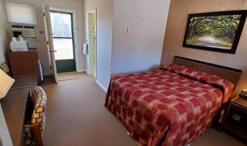 فندق على الطريق Pinewood Inn