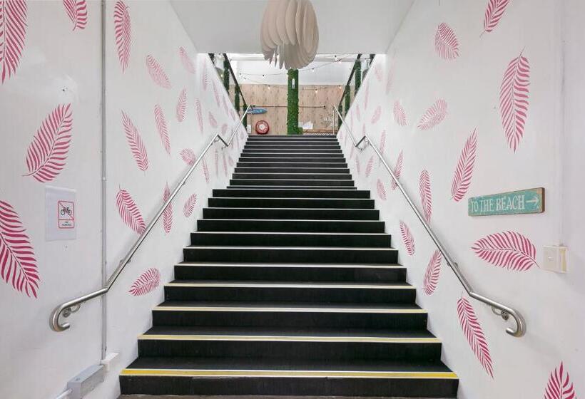 Tequila Sunrise Hostel Surfers Paradise