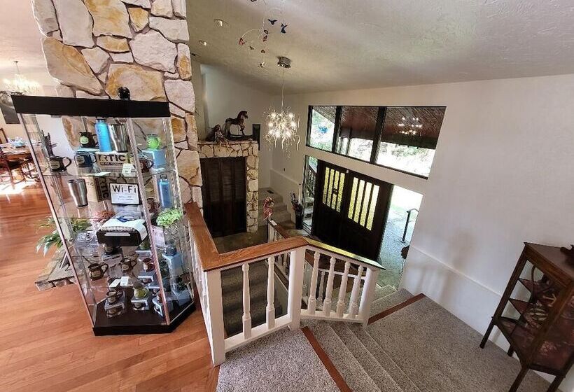 مبيت وإفطار Misty Valley Inn