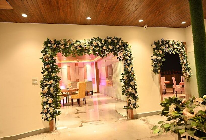 酒店 Aakriti Clarks Inn Express