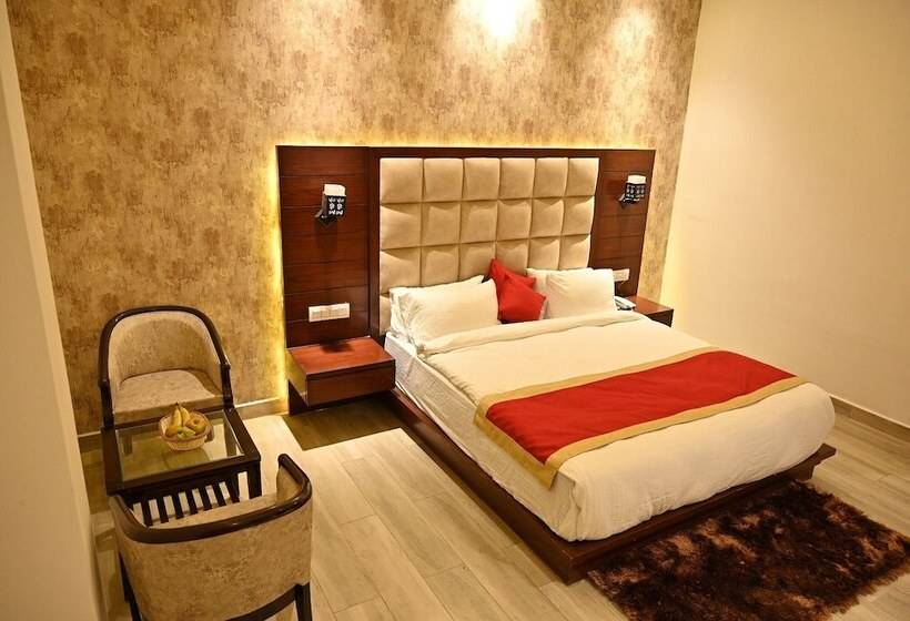 酒店 Aakriti Clarks Inn Express