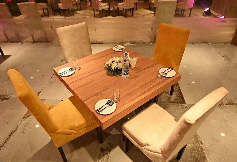 酒店 Aakriti Clarks Inn Express